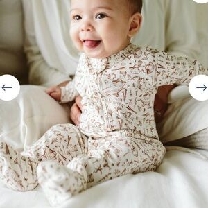 Goumi Garden Bamboo and Organic Cotton Footie Features
Two-Way Zipper